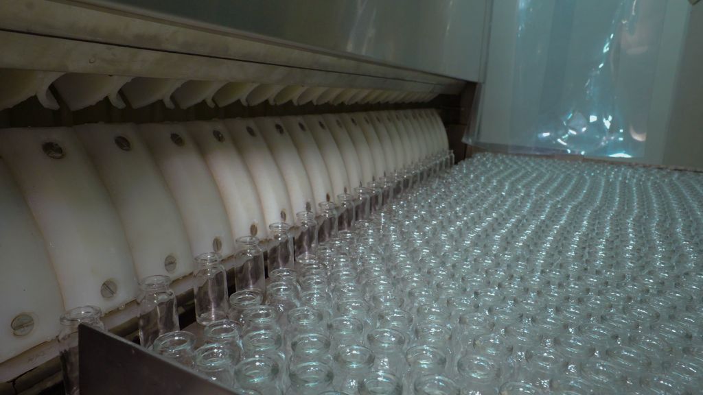 Massive array of vials on packaging assembly line